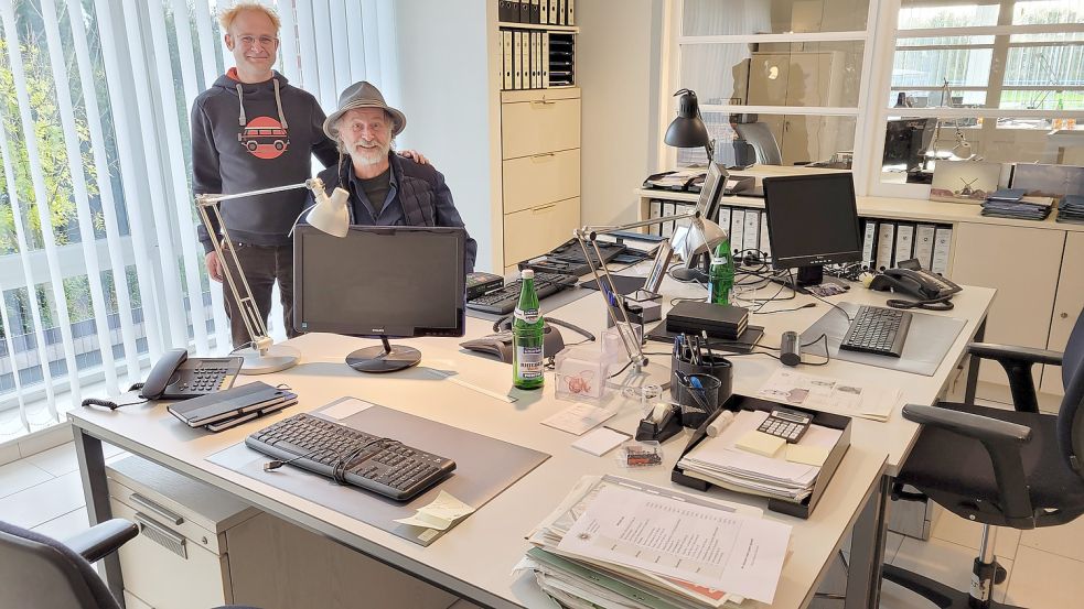 Die Bühnenbauer haben ganze Arbeit geleistet. Fast könnte man im ersten Stock des ehemaligen Möbelhauses denken, man stehe tatsächlich in einer Polizeistation – wären da nicht Producer Simon Grohe (links) und Autor Klaus-Peter Wolf. Foto: Rebecca Kresse