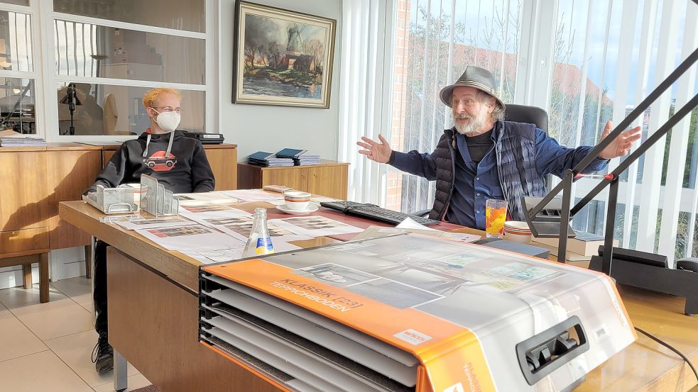 Vor Kurzem wurden hier noch Küchen verkauft, jetzt sitzt Autor Klaus-Peter Wolf (rechts) mit Producer Simon Grohe von Schiwago-Films, im neuen Büro von Kommissar Martin Büscher. Foto: Rebecca Kresse