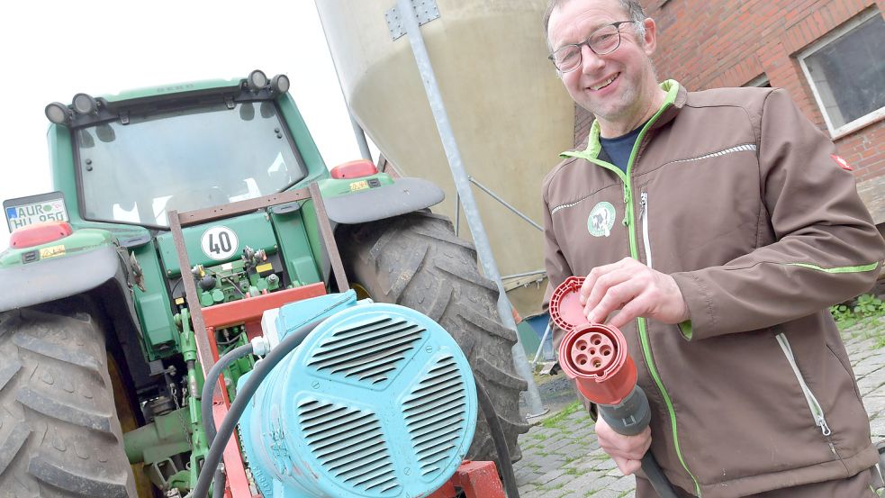 Da meistens ein Traktor auf dem Hof vorhanden ist, wird in der Landwirtschaft ein Zapfwellengenerator als Notstromaggregat empfohlen. Den muss Heye Haßbargen nur noch mit dem Netz des Betriebs verbinden. Foto: Ortgies