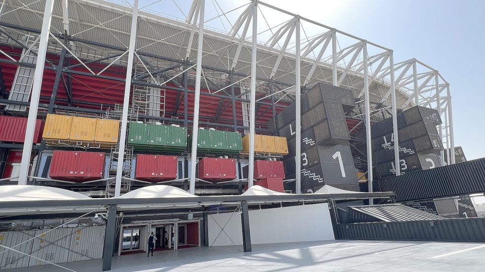 Bunt und speziell: 974 Schiffscontainer geben dem Stadion in Doha seinen Namen. Foto: Susanne Fetter