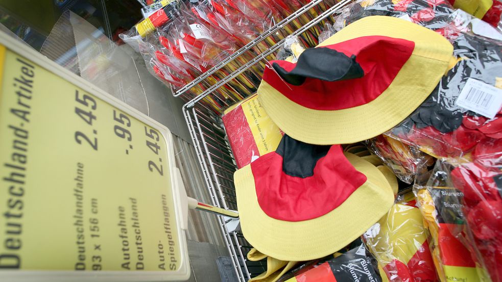 Fan-Artikel wie diese sind anlässlich der WM in Katar in vielen Supermärkten Fehlanzeige. Foto: dpa/Martin Gerten