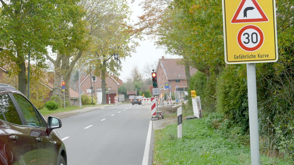 In Holte bleibt die Ortsdurchfahrt in der scharfen Kurve weiterhin halbseitig gesperrt. Nach der Fußgängerampel schließt sich eine weitere Baumaßnahme an. Bild: Wieking