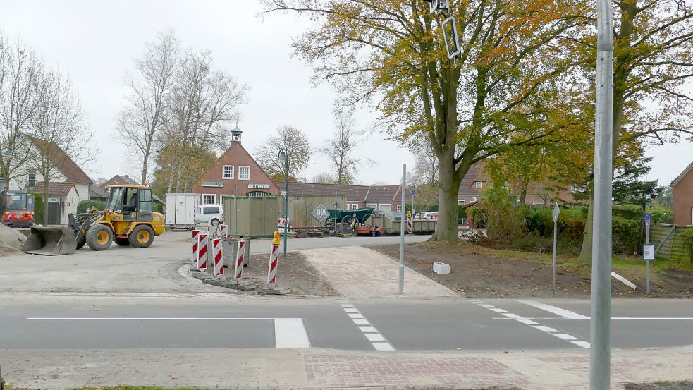 Die Fußgängerampel, die die Gemeinde mit 70.000 Euro finanziert, steht, und auch der kleine Fußweg, der von der Rhauder Straße zur Ampelanlage führt, ist angelegt. Foto: Wieking