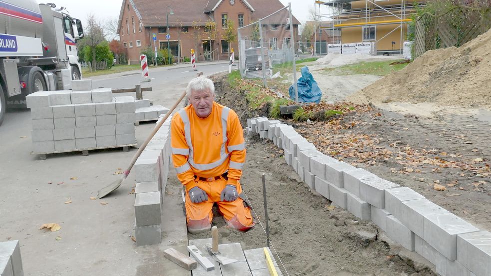 Nachdem die Ampelanlage in Holte steht, wurde jetzt damit begonnen, das alte Entwässerungssystem auf 230 Meter zu erneuern. Unser Bild zeigt Friedhelm Wiels von der Firma Jansen in Aschendorf bei der Arbeit. Foto: Wieking