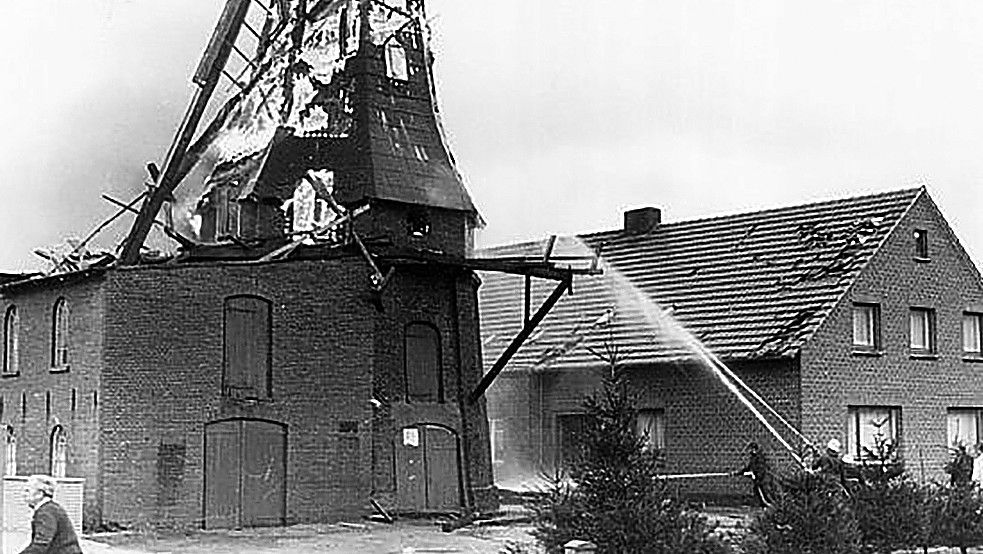 Bei der Idafehner Mühle kämpfte die Feuerwehr gegen die Flammen. Foto: Mühlenverein