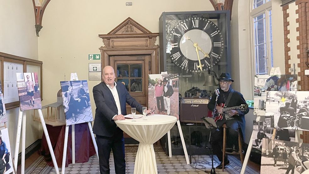 Der Leeraner Bürgermeister Claus-Peter Horst eröffnete die Ausstellung im Rathaus. Untermalt wurde das ganze musikalisch von Jazz-Musiker Victor Stanley. Foto: Münch