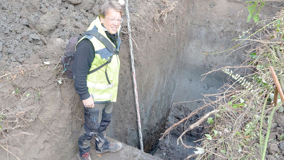 Matthias Oetken schaute sich am Hinter Kirchgang Erdschicht für Erdschicht an und dokumentierte alles. Foto: Hillebrand