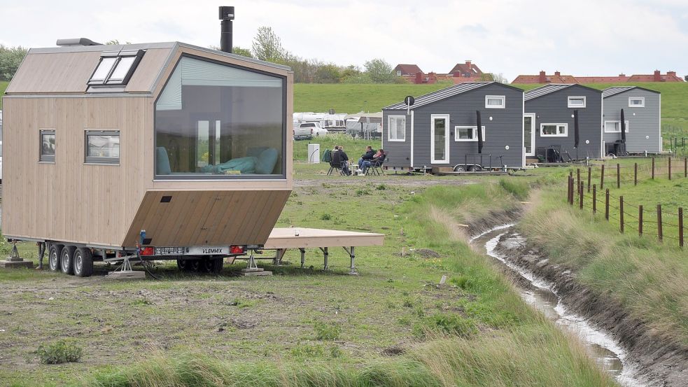 Auf dem Campingplatz Harlesiel gibt es den kleinen Urlaub im Tiny House seit einem Jahr. Aktuell sind die Häuschen allerdings von den Salzwiesen verschwunden, da von November bis März die Gefahr von Überflutungen durch Sturmfluten direkt am Meer zu groß ist. Foto: Ullrich/Archiv