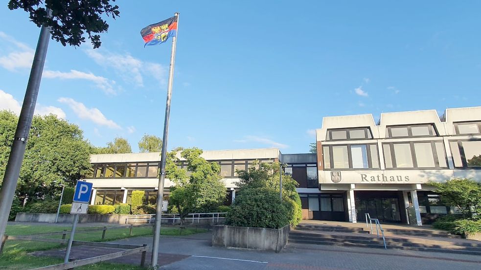 Aktivisten hatten vor dem Rathaus in Moormerland die ostfrieslandflagge gehisst. Diese war aber schnell wieder weg. Foto: Archiv