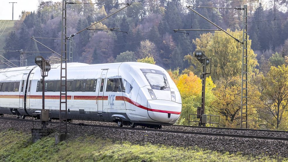 Auf der Strecke zwischen Berlin und Hamburg-Altona musste ein ICE evakuiert werden. Foto: imago images/Arnulf Hettrich