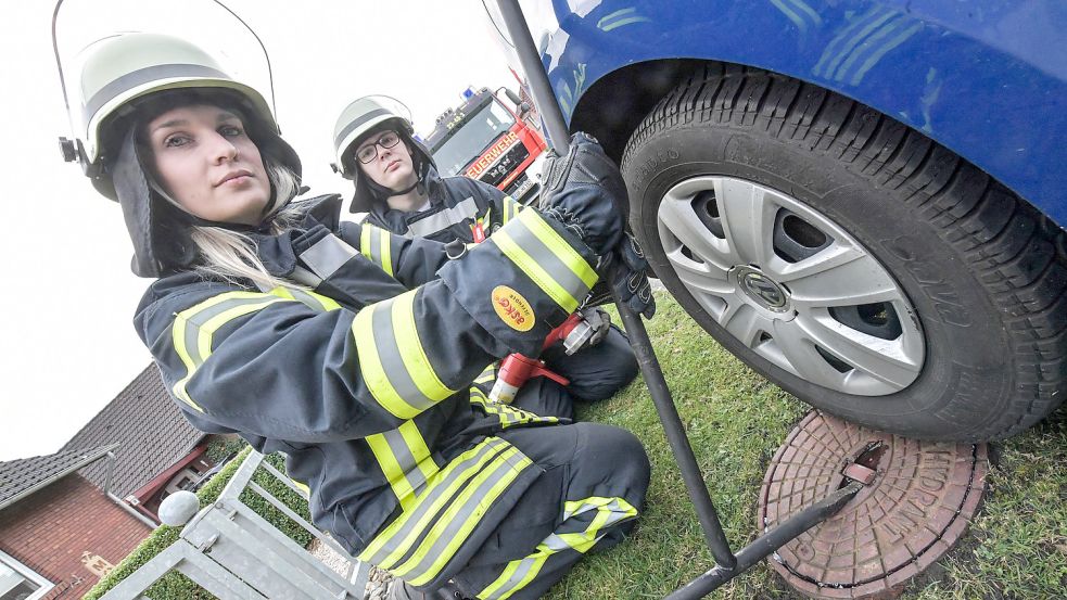 Einmal unachtsam geparkt, schon kommt die Feuerwehr nicht mehr an den Hydranten. Das zeigen Ina Dirksen (links) und Frank Ihnen von der Feuerwehr Uthwerdum. Damit das nicht passiert, appellieren die Einsatzkräfte an die Bevölkerung: Augen auf und Hydranten freihalten. Foto: Ortgies