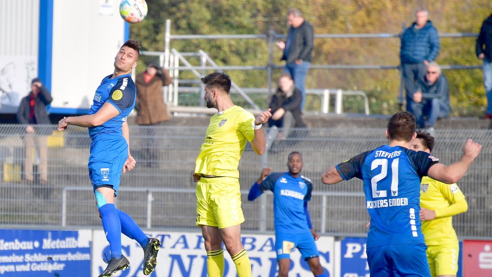 Milad Faqiryar (links) bewies als Stürmer seine Kopfballstärke.