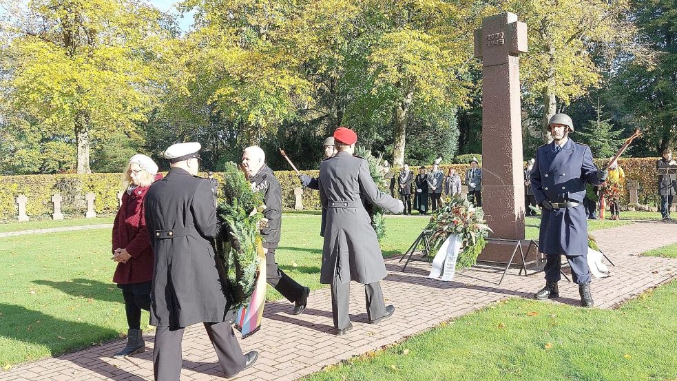 Auf dem größten Stadtfriedhof Emdens auf Tholenswehr wurden die Kränze für die Kriegsverstorbene niedergelegt. Fotos: Hanssen