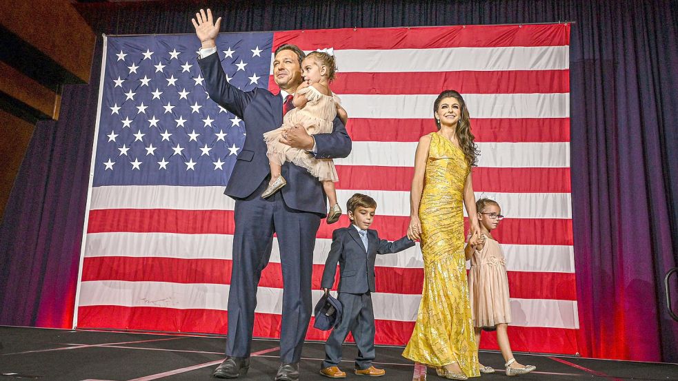 Der Republikaner Ron DeSantis präsentiert sich als attraktive Alternative zu Donald Trump. Hier feiert er seinen Wahlsieg mit Frau Casey und den Kindern Mason, Mamie und Madison. Foto: AFP/GIORGIO VIERA