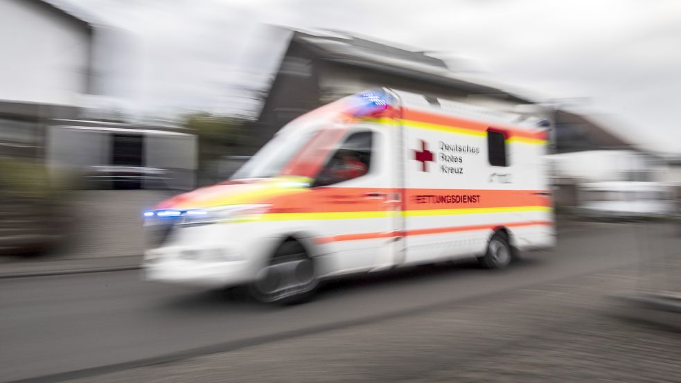 Die Corona-Pandemie brachte die ostfriesischen Rettungsdienste an ihre Grenzen. Foto: Roessler/dpa