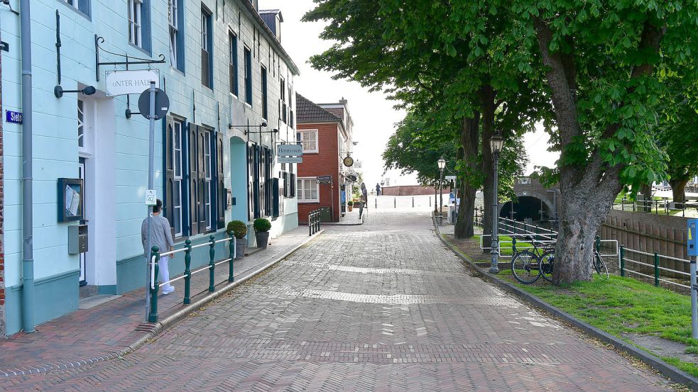 Die abgegrenzten und höherliegenden Fußwege (links im Bild) im unteren Teil der Sielstraße sollen laut vorgestellter Planung verschwinden. Im Bereich am Wasser (rechts im Bild) könnten Fahrradstellplätze entstehen – oder eine Promenade mit Sitzgelegenheiten. Foto: Wagenaar/Archiv