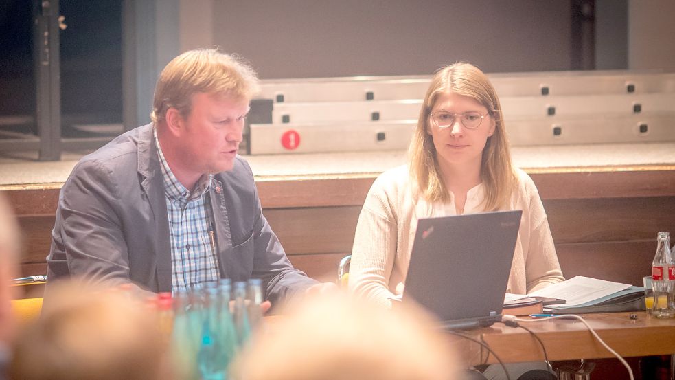 Imke Kuhlmann begleitete kürzlich den Leiter des Amts für Kreisstraßen, Wasserwirtschaft und Deiche, Matthias Hayen, als dieser für den Landkreis Aurich die Planungen für die Ortsdurchfahrt in Westgroßefehn erläuterte. Foto: Cordsen/Archiv