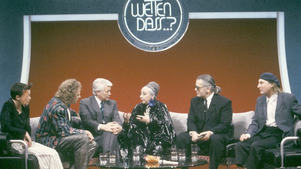 Das berühmte Sofa der TV-Show „Wetten, dass ..?“ war 1992 in der Nordseehalle prominent besetzt: (von links) Saal-Wettkandidatin Michaela Jecken, Thomas Gottschalk, Peter Weck, Lotti Huber, Karl Lagerfeld und Otto Waalkes. Foto: ZDF/Renate Schäfer