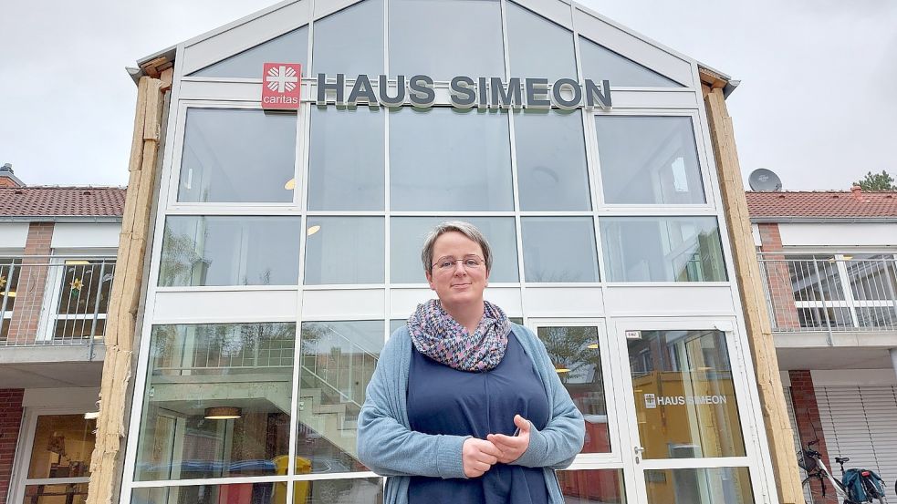 Stefanie Holle, Geschäftsführerin der Caritas Ostfriesland, vor dem kernsanierten Pflegeheim „Haus Simeon“. Fotos: Hanssen