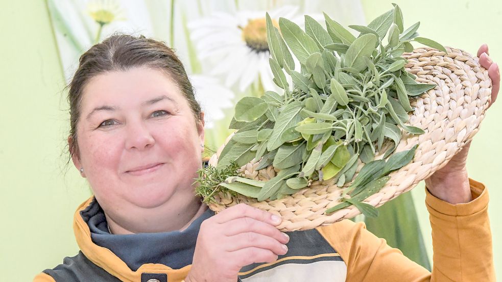 Kräuterpädagogin Yvette Kühl gibt Tipps, welche Kräuter aus dem Garten gegen Erkältung helfen. Foto: Ortgies