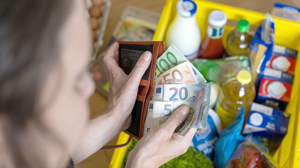 Die Kosten für Lebensmittel steigen. Foto: dpa/Hendrik Schmidt