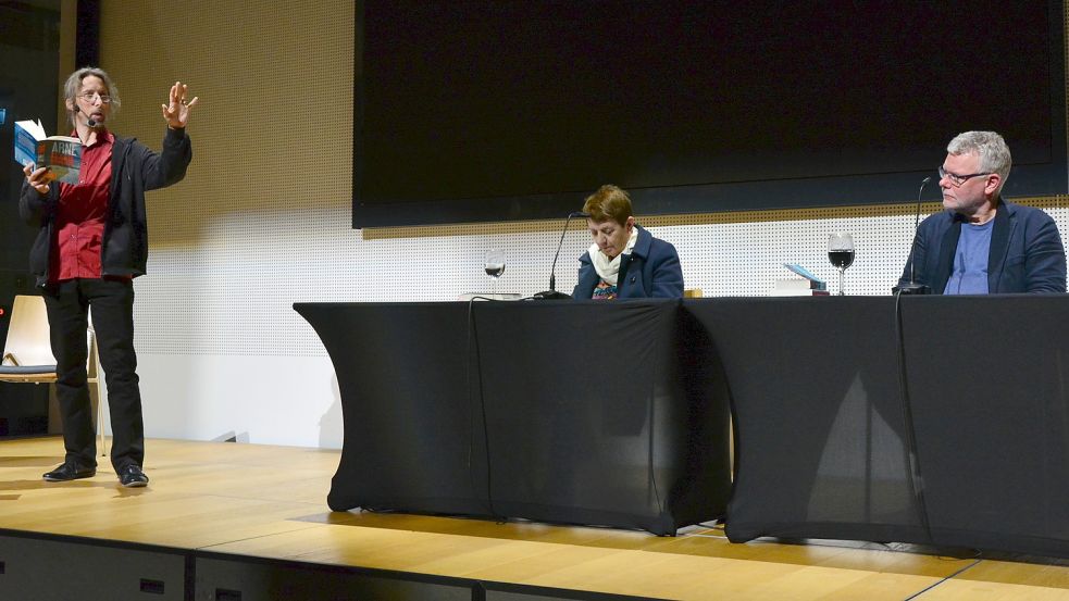 Rainer Rudloff (von links) schlüpfte in die Rolle von Kommissarin Deer. Literatur-Expertin Margarete von Schwarzkopf und Autor Arne Dahl verfolgten es aufmerksam. Foto: Eden