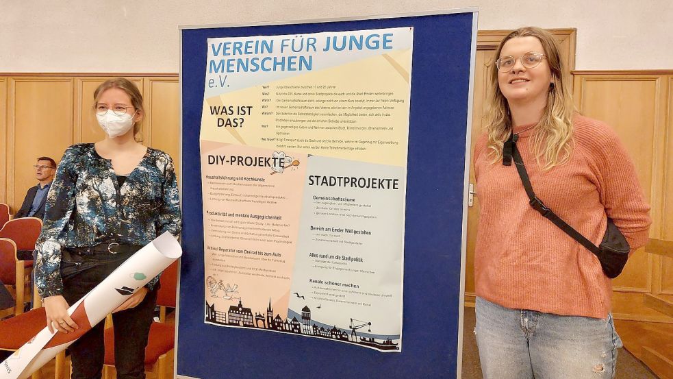 Die Studentinnen Laura Meiser (rechts) und Sarah Bokern stellten einige der Plakate zu den Ideen der Studierenden für die Innenstadt im Ratssaal aus. Foto: Hanssen