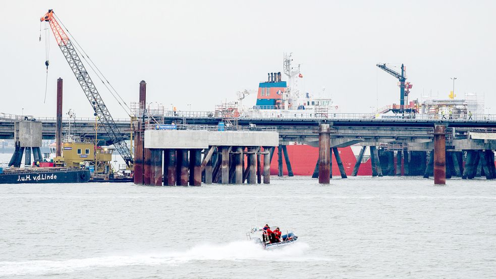 Ein Schnellboot der Wasserschutzpolizei vor dem Anleger für das LNG-Terminal in der Nordsee vor Wilhelmshaven. Foto: Dittrich/dpa