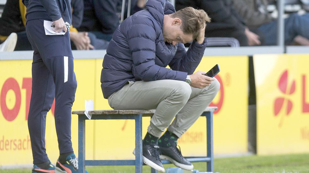 Zum Haareraufen: Henning Rießelmann wird nicht nur die kommenden fünf Spiele aufgrund einer Sperre nicht auf der Lohner Trainerbank Platz nehmen, sondern auch darüber hinaus nicht. Archivfoto: Doden, Emden