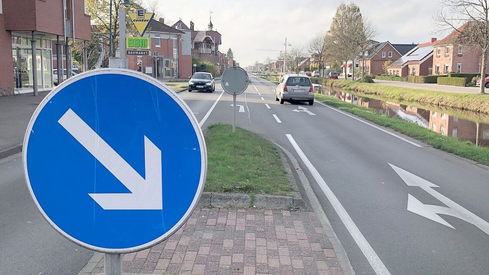Der Abschnitt zwischen der Kreuzung Rajen/3. Südwieke und dem Kreisel in Westrhauderfehn wird vom 16. bis zum 23. November für den Durchgangsverkehr gesperrt - allerdings nur in Fahrtrichtung Kreisel. Verkehrkehrsteilnehmer, die vom Kreisel aus in Richtung Westoverledingen unterwegs sind, können den Rajen weiterhin befahren. Foto: Ammermann