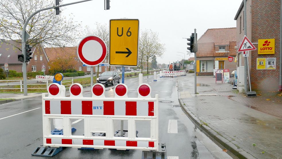 Der Rajen ist aber der Kreuzung 3. Südwieke bis zum Kreisel am Rathaus in Westrhauderfehn einseitig gesperrt. Eine Umleitung ist ausgeschildert. Foto: Wieking