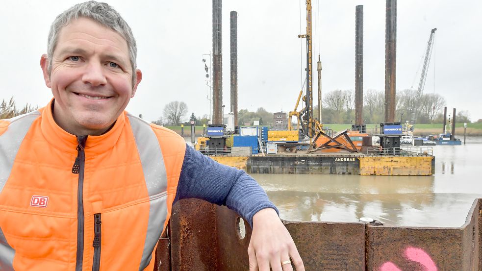 Stefan Schwede, Teil der Projektleitung Friesenbrücke bei der Deutschen Bahn, erklärt, welche Unternehmen am Projekt arbeiten. Foto: Ortgies