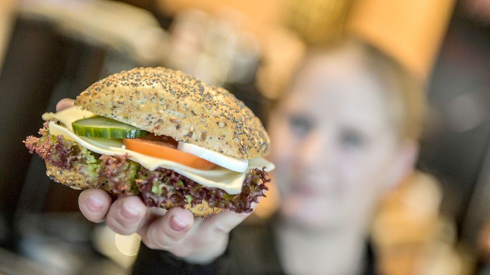 Mmmh, zum Reinbeißen lecker. Nur der Preis verdirbt manchen Menschen bei belegten Brötchen den Appetit. Foto: Ortgies