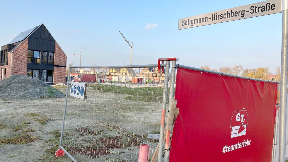 An der Groninger Straße in Richtung des neuen Baugebiets sind bereits die Straßenschilder aufgestellt. Foto: Kierstein