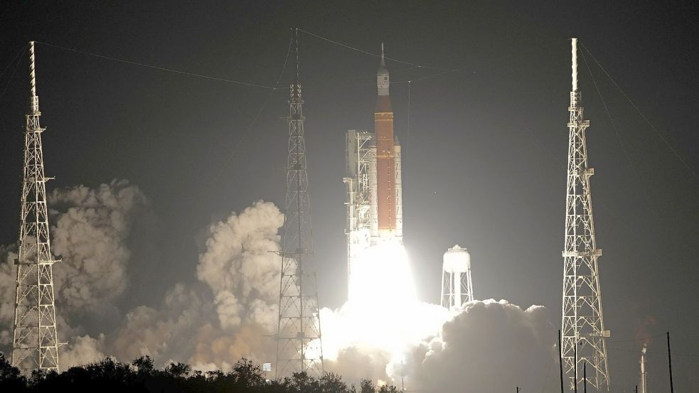 Die „Space Launch System“-Rakete startet am Weltraumbahnhof Cape Canaveral. Foto: John Raoux/AP/dpa