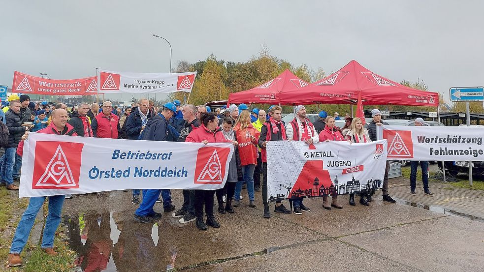 Vor dem Eingang zum ehemaligen Nordseewerke-Gelände kamen Beschäftigte von Thyssenkrupp-Marine-Systems und der Emder Werft EWD zusammen, die Unterstützung von Gewerkschaftern anderer Firmen bekamen, unter anderem VW und Ørsted. Fotos: Hanssen