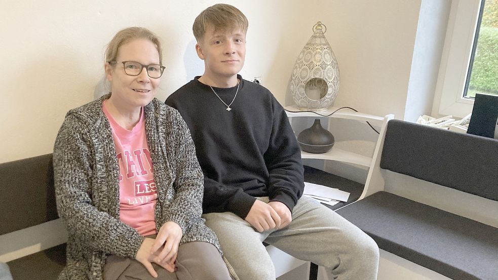 Nadine Riemer mit ihrem Sohn Fabian in der Küche der neuen Wohnung: Jeden Tag sind sie zurzeit dabei, die Wohnung zu renovieren. Die ersten Möbel stehen schon. Foto: Rebecca Kresse
