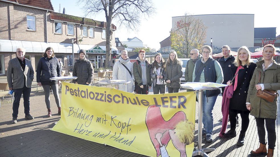 Bei einer Demonstration Anfang November setzten sich Lehrkräfte und Eltern von Kindern, die die Pestalozzischule in Leer besuchen, für deren Erhalt ein. Foto: Wolters