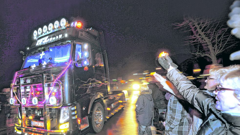 Der Weihnachtskonvoi in Moormerland lockte jedes Jahr mehr Zuschauer an. Die Organisatoren in Weener hoffen, dass die Tour der Trucks für den guten Zweck auch in Weener viele Schaulustige anlockt. Foto: Archiv