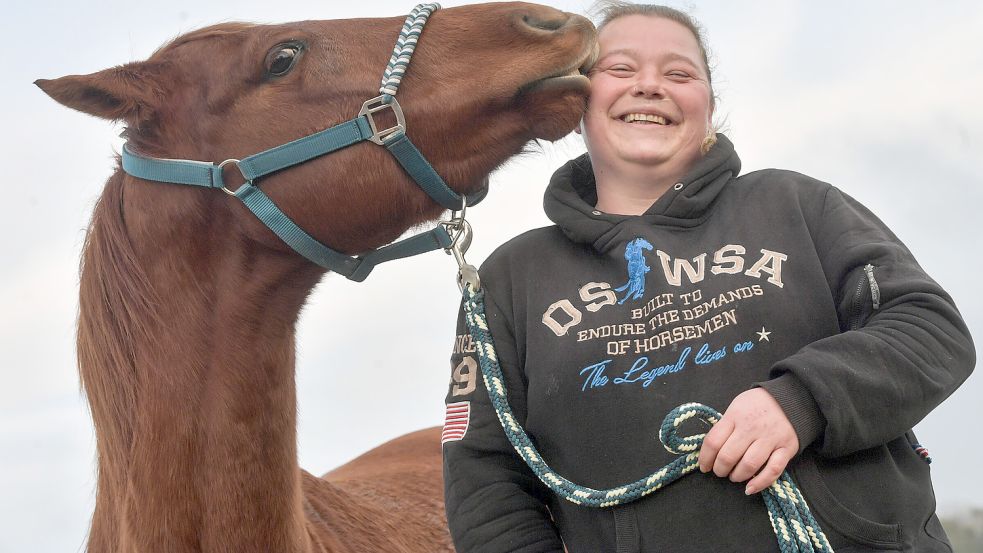 Pferde schenken Freude, davon ist Saskia Gornig aus Pewsum überzeugt. Deswegen bietet sie vier Kindern die Möglichkeit, Zeit mit ihren Ponys zu verbringen – und hofft auf weitere Menschen, die sich an der Aktion beteiligen oder selbst Ideen entwickeln. Foto: Ortgies