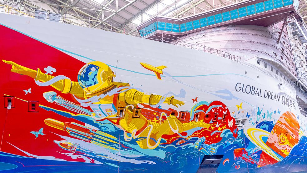 Wird von der Meyer Werft fertig gebaut: Die im Baudock der ehemaligen MV Werft in Wismar liegende „Global Dream“. Foto: dpa