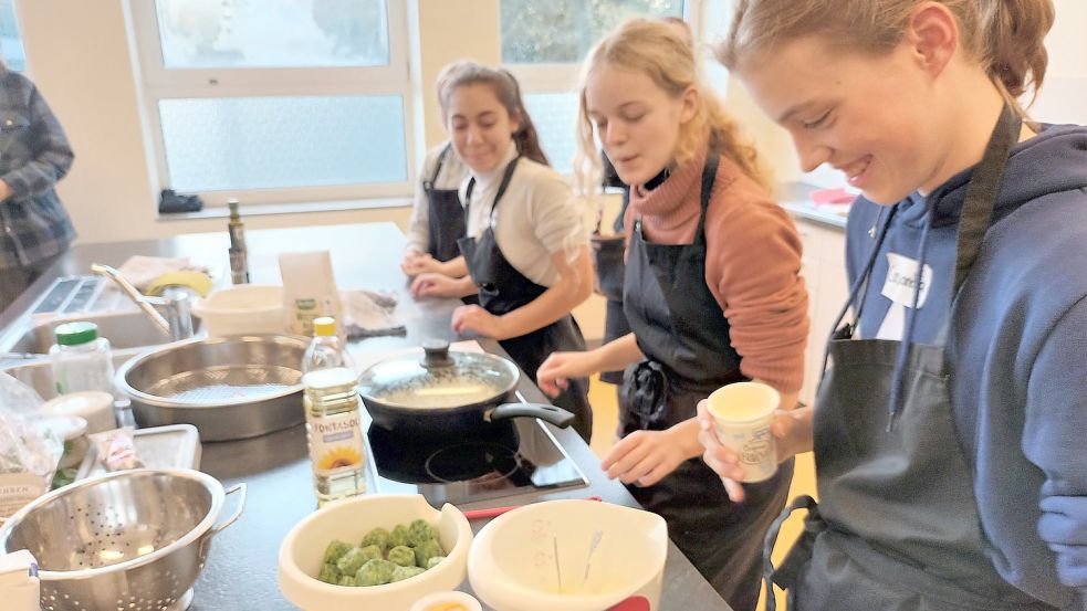 Zusammen die Rezepte der anderen kochen – das verbindet. Foto: Vogt