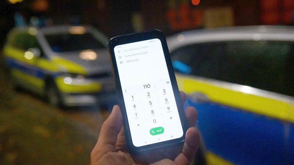 Wegen Störungen im Mobilfunknetz haben die Behörden in Berlin, Bremen und Hamburg am 17.11.2022 verstärkt Hinweise bekommen, dass der Notruf nicht zu erreichen sei. Foto: Jonas Walzberg/dpa