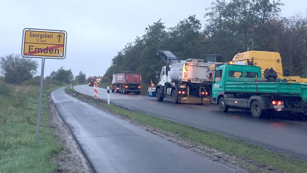 Vor drei Jahren kam es in Hinte zu einem Verkehrschaos, als die B 210 nördlich von Emden saniert wurde. Los ging es am Emder Stadtrand, von wo aus sich die Bauarbeiter auf den Weg bis nach Georgsheil machten. Archivfoto: Harms