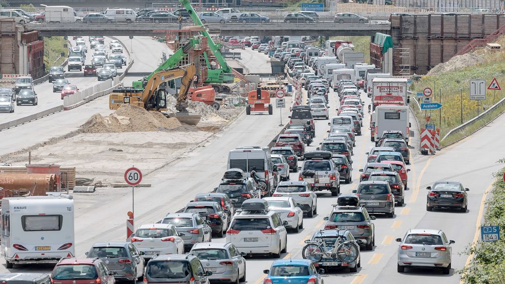 Die A7 ist in Hamburg seit Jahren Dauerbaustelle, hier in Höhe Bahrenfeld. Foto: dpa