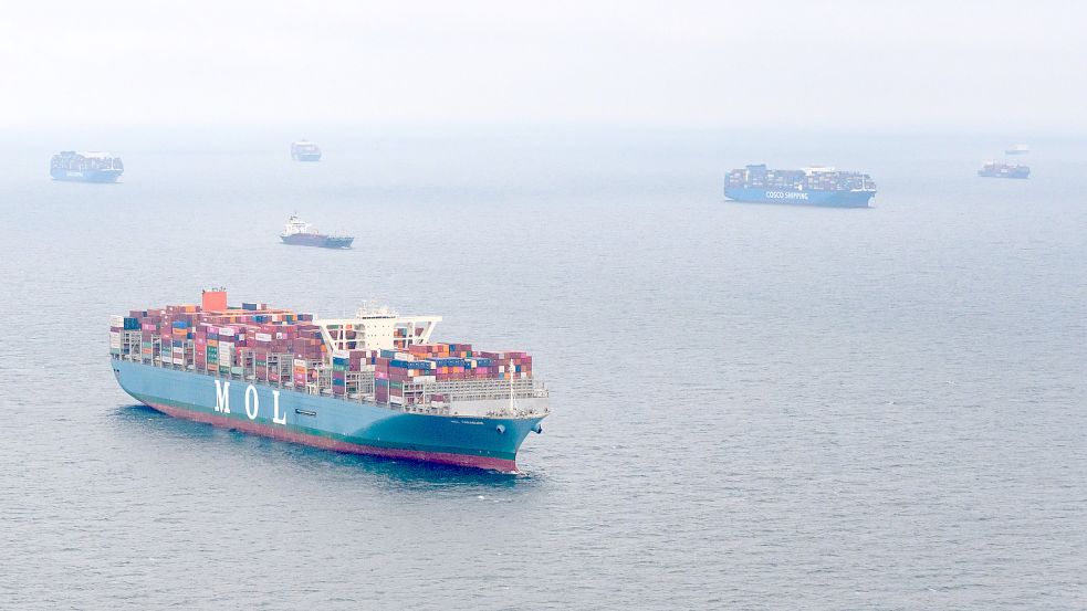 Containerschiffe warten Anfang Juni in der Deutschen Bucht auf Reede darauf, dass sie in Häfen einlaufen können, um dort entladen zu werden. Auch jetzt liegen Dutzende Schiffen zwischen der ostfriesischen Küste und Helgoland. Foto: Walzberg/DPA
