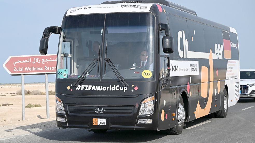 Gestern kam die deutsche Nationalmannschaft in ihrem WM-Quartier in Katar, dem Zulal Wellness Resort, an. Foto: DPA