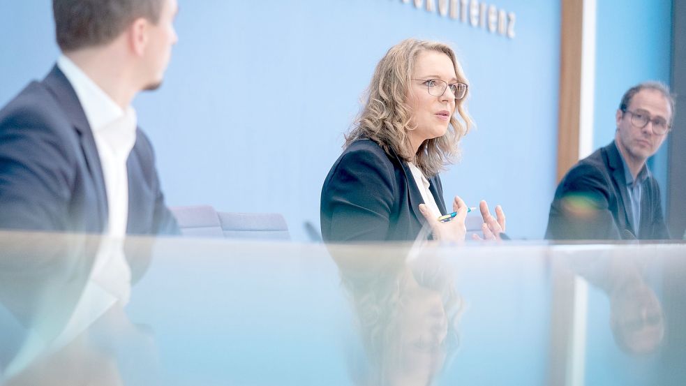 Claudia Kemfert (Mitte) vom Deutsches Institut für Wirtschaftsforschung spricht in der Bundespressekonferenz in Berlin. Foto: Nietfeld/dpa
