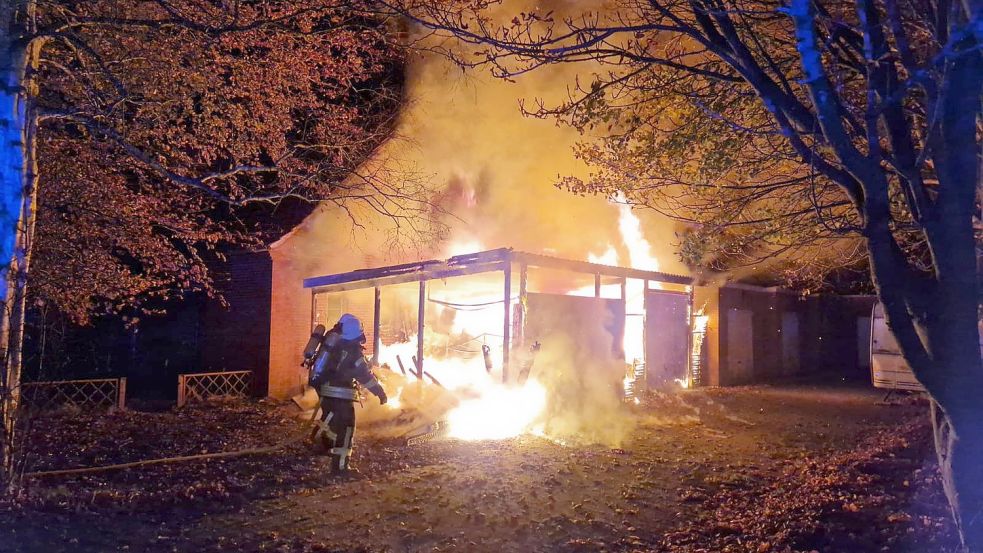 Durch das Feuer wurde der Carport komplett zerstört. Auch mehrere Fenster zerbarsten. Foto: Archiv/Feuerwehr