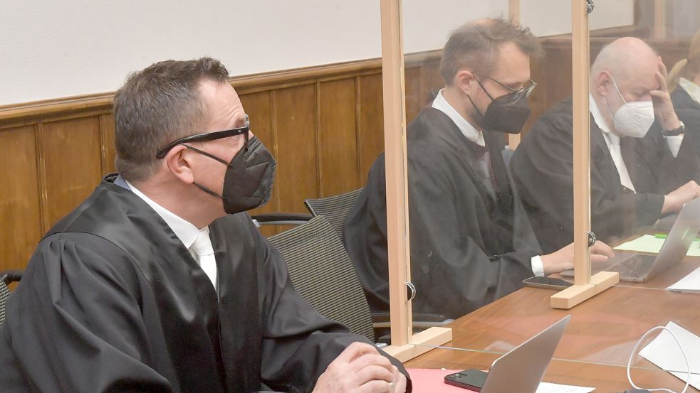 Die Angeklagten werden von jeweils bis zu drei Anwälten verteidigt. Foto: Ortgies